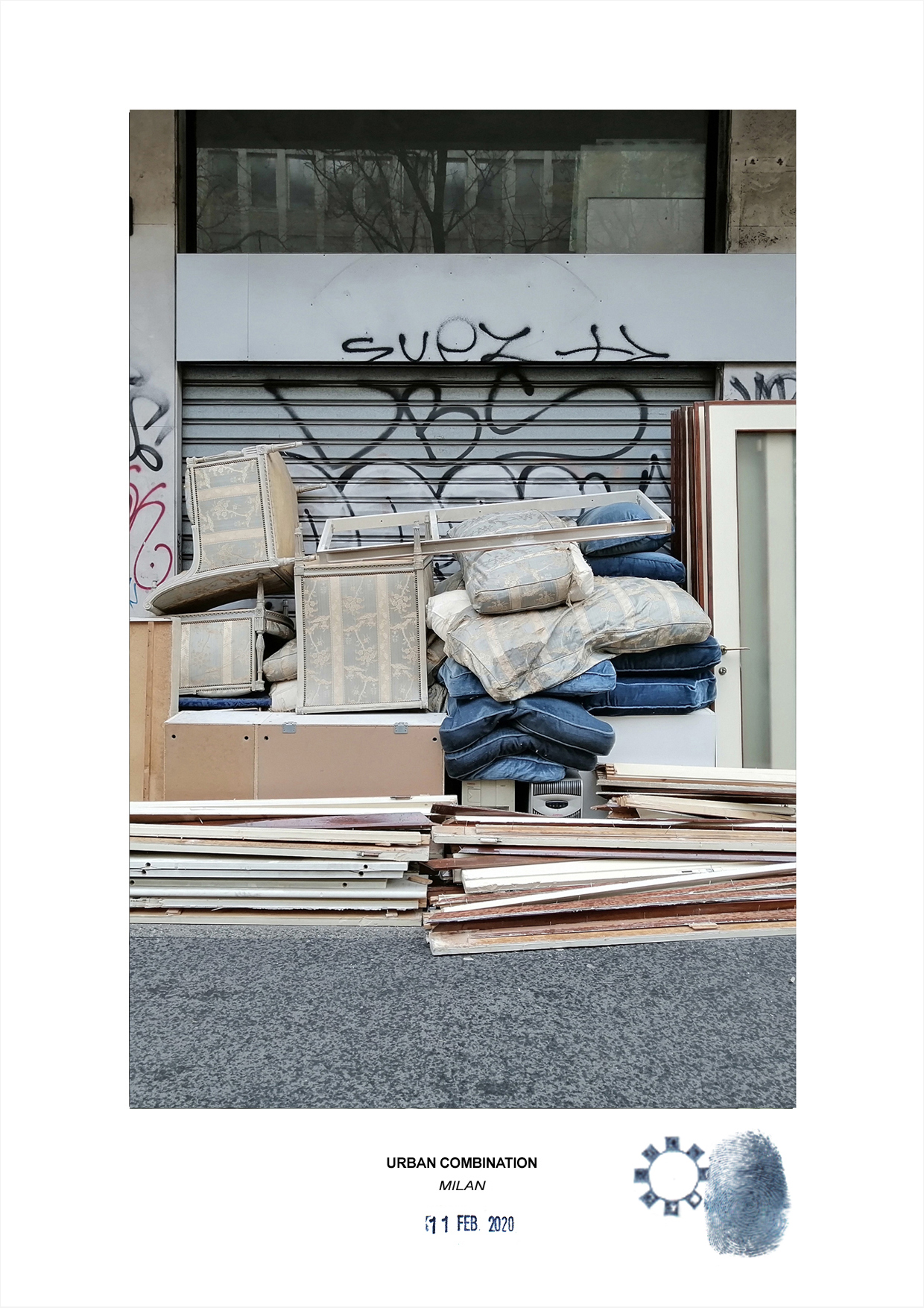 Combinazioni Urbana dell'artista contemporaneo Maurizio Di Feo. Installazione d'arte spontanea con mobili, sedie,cuscini e divani accatastati a Milano.